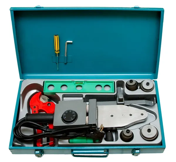 Um conjunto de ferramentas para soldagem de tubos de plástico isolado em um branco — Fotografia de Stock